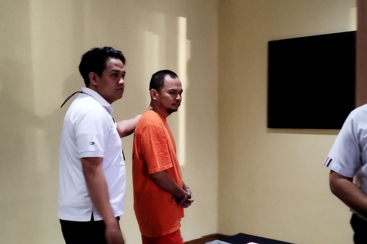 Tersangka pembunuhan empat anak di Jagakarsa, Panca Darmansyah (41) saat dibawa pada konferensi pers di Mapolres Metro Jakarta Selatan, Kamis (21/12/2023).