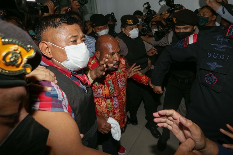 Gubernur Papua, Lukas Enembe tiba di Rumah Sakit Pusat Angkatan Darat (RSPAD) Gatot Soebroto, Jakarta Pusat, usai ditangkap oleh Komisi Pemberantasan Korupsi (KPK) di sebuah restoran di Papua, Selasa (10/1/2023). Lukas telah ditetapkan sebagai tersangka dugaan suap dan gratifikasi sejak awal September lalu terkait proyek pembangunan infrastruktur yang bersumber dari APBD.