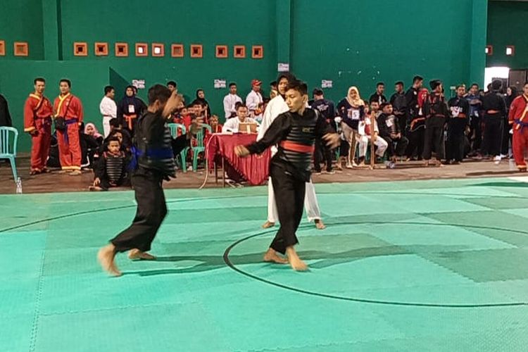 Pesilat pemula bertanding dalam even Tugu Muda Championsip 2 di GOR Pandanaran Wujil Kabupaten Semarang