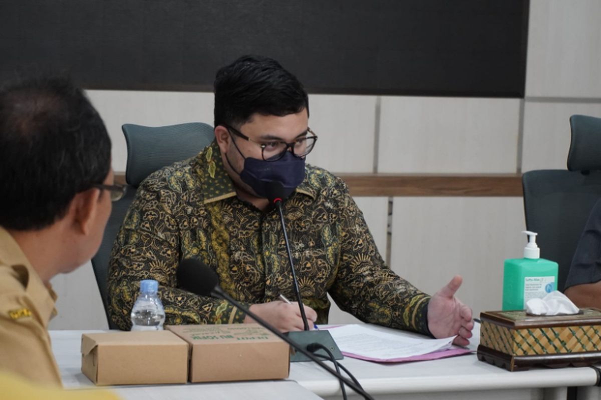 Bupati Kediri Hanindhito Himawan Pramana melakukan pertemuan dengan Forum Kampung Bahasa (FKB) Pare di Kantor Pemerintah Kabupaten (Pemkab) Kediri, Selasa (25/10/2022) 

