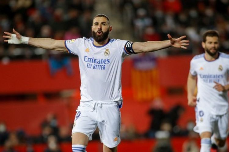 Penyerang Real Madrid, Karim Benzema, berselebrasi usai mencetak gol ke gawang Real Mallorca pada pekan ke-28 LaLiga.