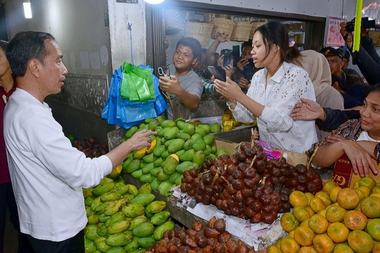 Presiden Joko Widodo saat membeli buah-buahan di Pasar Buah Berastagi di Kabupaten Karo pada Sabtu (13/4/2024).