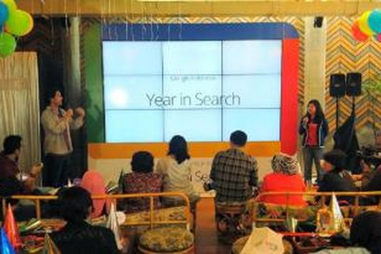 Jason Tedjasukmana (paling kiri), Communications Manager Google Indonesia,  dan Sandy Tantra (paling kanan), Consumer Marketing Manager Google Indonesia, sedang memaparkan Google Year In Search 2014 di Jakarta, Selasa (16/12/2014).
