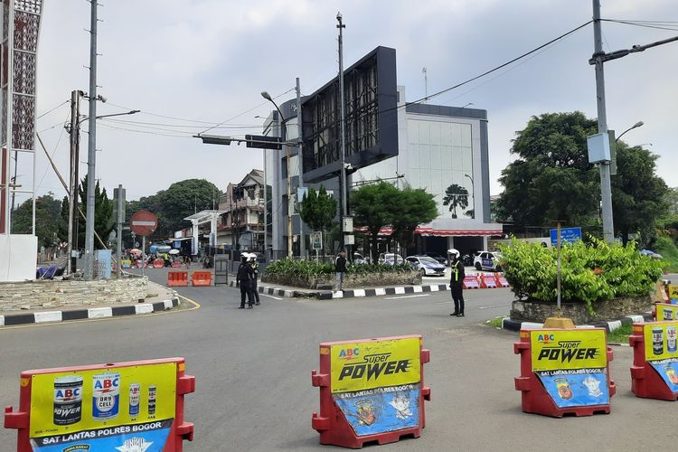 Personel lantas sedang menjaga dan mengatur rekayasa lalin di jalur wisata Puncak Bogor, Jawa Barat, Jumat (5/9/2025).