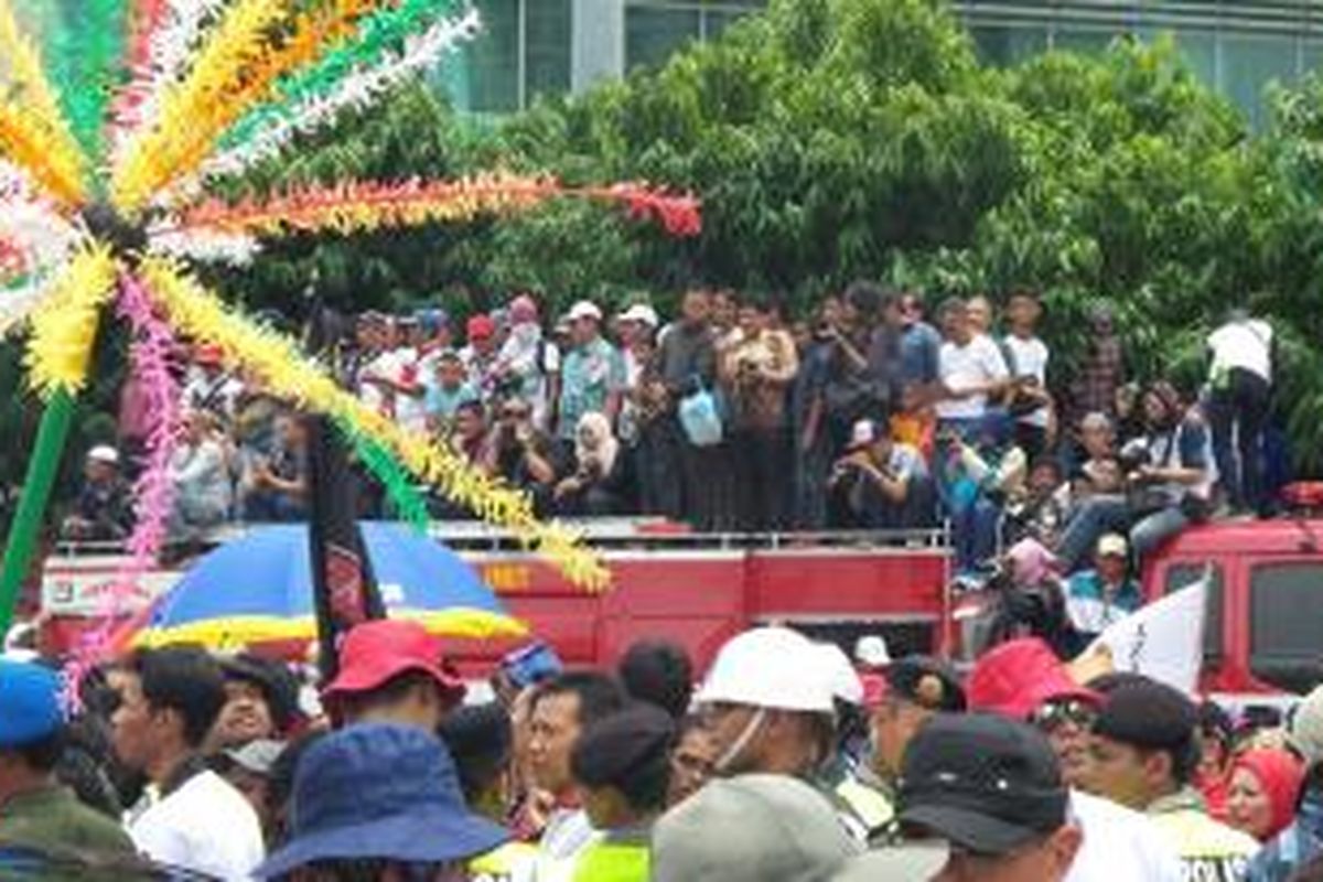 Satu unit mobil Damkar di Bundaran Hotel Indonesia tidak bisa beroperasi. Mobil itu dijadikan tempat duduk oleh warga yang hadir dalam acara Syukuran Rakyat Joko Widodo-Jusuf Kalla.