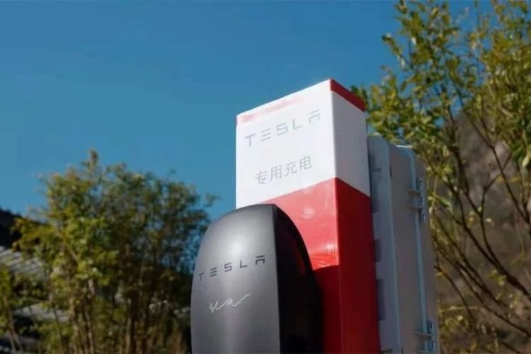 SPKLU Tesla di Desa Panzhiga, China, sebuah tempat terpencil di mana terdapat sebanyak 40 unit Tesla.