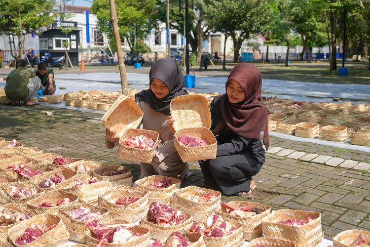 Kurban Ramah Lingkungan, Unmuh Jember Ganti Plastik dengan Besek