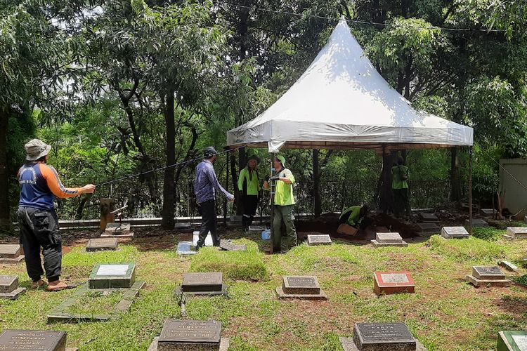 Makam Dorce Gamalama tengah dipersiapkan oleh petugas operator pemakaman TPU Bantar Jati, Setu, Jakarta Timur.