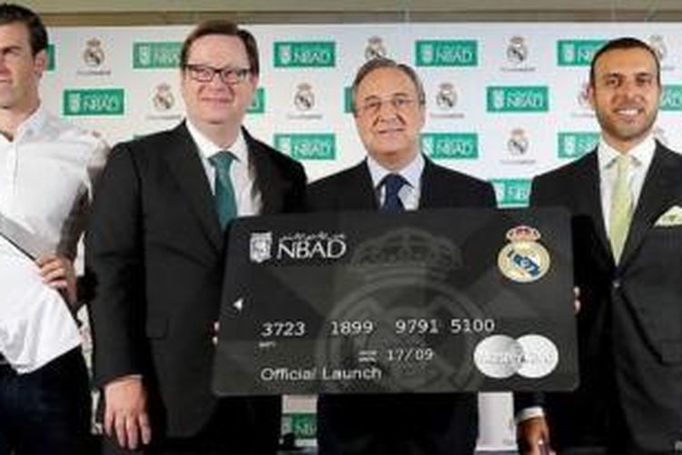 Pada logo baru Real Madrid yang dicantumkan pada kartu kredit bank nasional Bank Abu Dhabi tidak tampak tanda salib di bagian atas.


