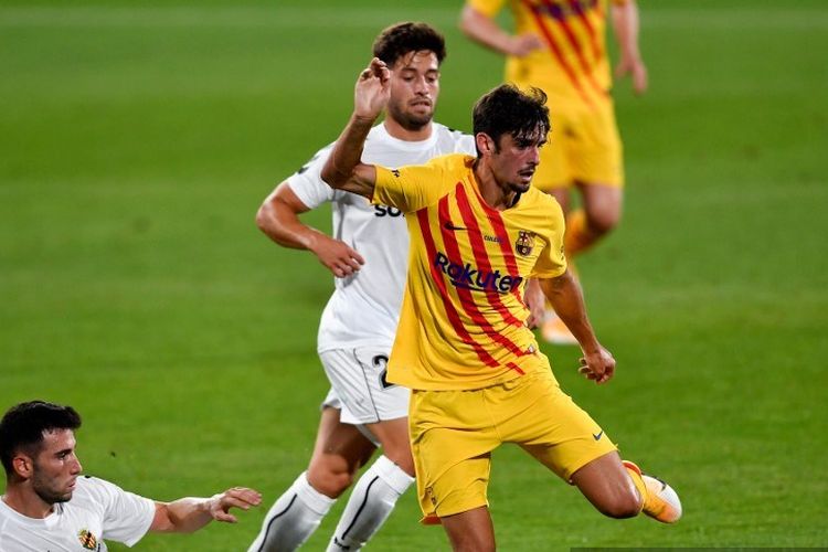 Penyerang Portugal Barcelona Francisco Trincao (tengah) bersaing dengan penyerang Spanyol Nastic Joel Lasso selama pertandingan sepak bola persahabatan antara FC Barcelona dan Nastic di stadion Johan Cruyff di Sant Joan Despi, dekat Barcelona, pada 12 September 2020.