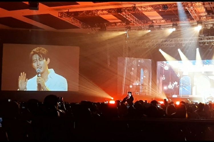 Penyanyi dan aktor asal Korea Selatan Ok Taecyeon menyanyikan lagu milik Tulus yang berjudul Hati-hati di Jalan dalam fan meeting yang digelar di The Kasablanka Hall, Jakarta Selatan, Sabtu (21/10/2023)