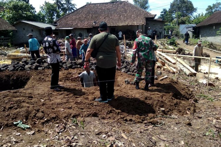 Warga Ngembul bergotong royong pada peletakan batu pertama sebuah masjid di lingkungan Ngembul, Dusun Balerejo, Desa Balerejo, Kecamatan Wlingi, Kabupaten Blitar, Minggu (4/4/2021)