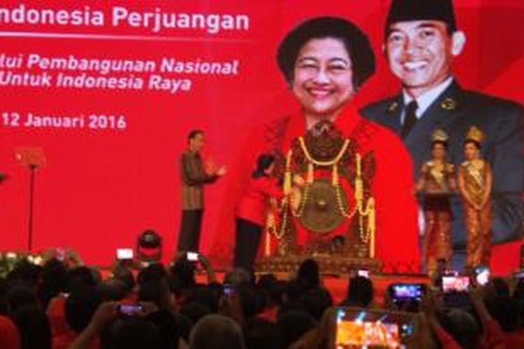 Presiden Joko Widodo menyaksikan Ketua Umum PDI Perjuangan Megawati Soekarnoputri saat memukul gong yang menandakan dibukanya Rakernas PDIP, Minggu (10/1/2016).