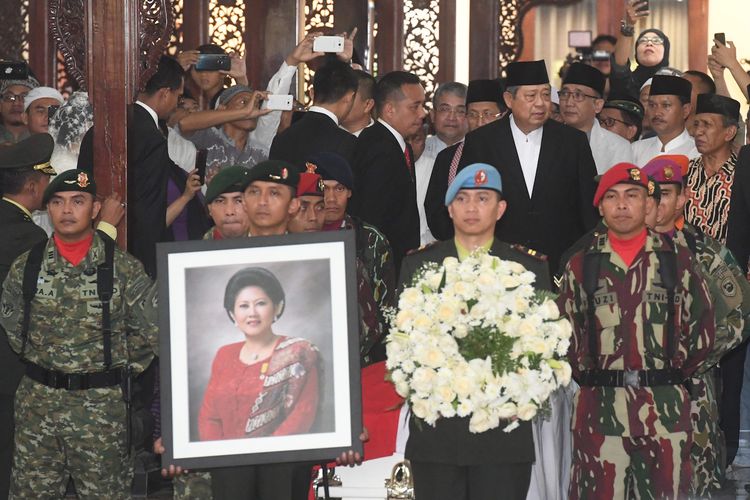 Presiden ke-6 RI Susilo Bambang Yudhoyono (keempat kanan) bersiap mengikuti upacara militer pelepasan jenazah almarhumah Ani Yudhoyono di Cikeas, Bogor, Jawa Barat, Minggu (2/6/2019). ANTARA FOTO/Akbar Nugroho Gumay/hp.