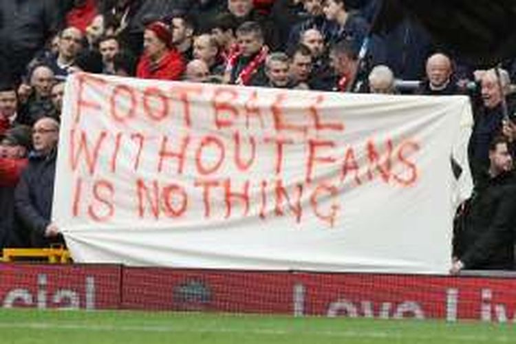Para suporter Liverpool membentangkan spanduk yang bermaksud memprotes kenaikan harga tiket pertandingan pada musim depan.