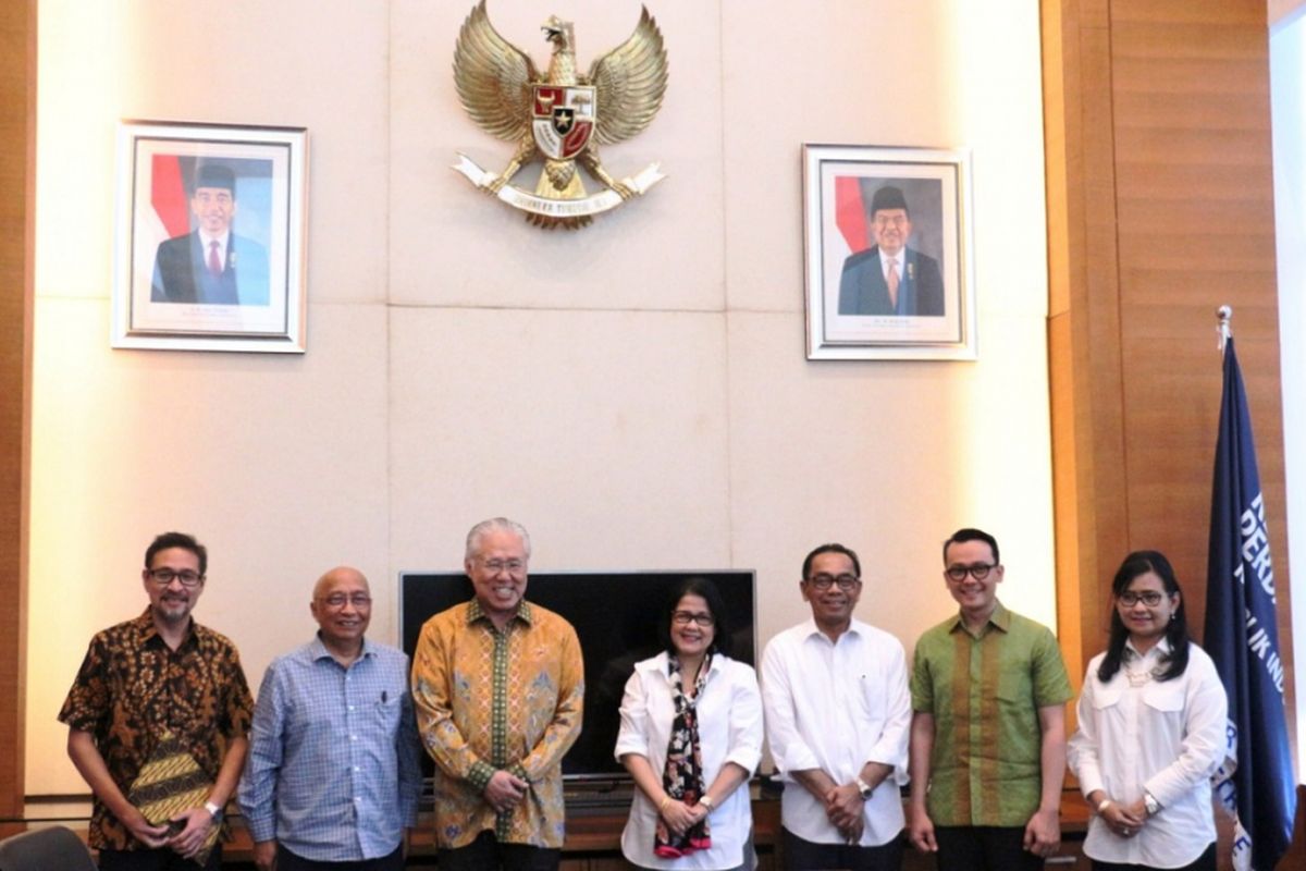 Hariman Zagloel dari PT Samudra Dyan Praga, Chief of Corporate Communication, Social Responsibility and Security PT Astra International Tbk Pongki Pamungkas, Menteri Perdagangan RI Enggartiasto Lukita, Direktur Jenderal Pengembangan Ekspor Nasional Arlinda, serta pihak terkait setelah penandatanganan Letter of Intent (LoI) PT Astra International Tbk menjadi sponsor utama Expo 2020 Dubai, Senin (27/8/2018).