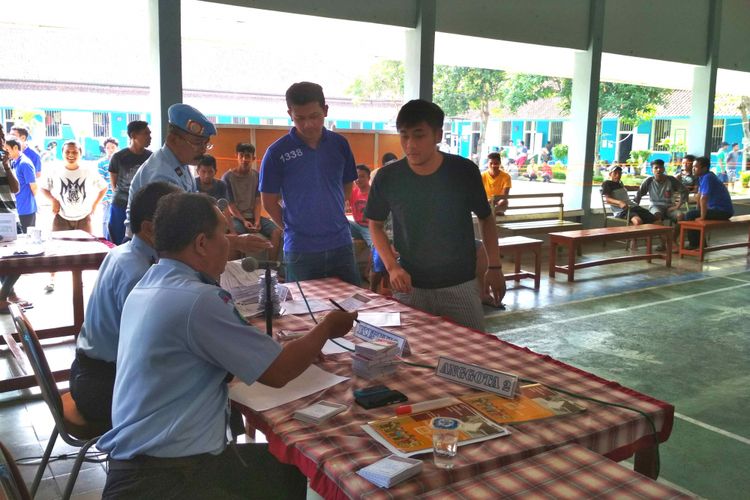 Suasana pemungutan suara pada Pilkada Jateng 2018 di TPS 15 di Lapas Kelas IIA Kota Magelang, Jateng, Rabu (27/6/2018).