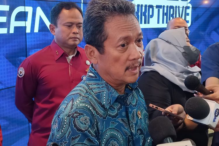 Menteri Kelautan dan Perikanan Sakti Wahyu Trenggono dalam konferensi pers di Gedung Mina Bahari, Selasa (28/2/2023)