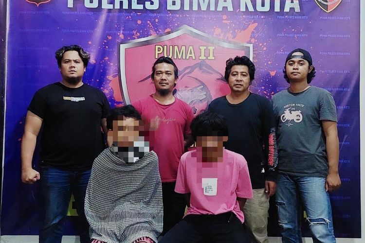 An (17) dan Mn (16) pelaku pemanahan 2 warga Bima saat diamankan di Mapolres Bima Kota, Selasa (7/6/2022).