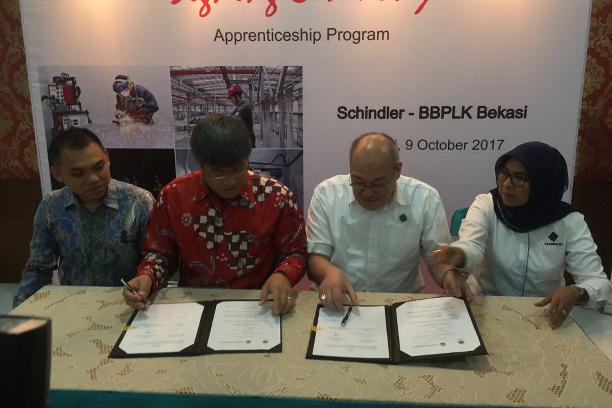 Presiden Direktur PT Berca Schindler Lifts Willis Phua, Direktur Central Cipta Murdaya (CCM) Holding Karuna Murdaya, Sesditjen Binalattas Kujung Masehat, dan Kepala BBPLK Bekasi Helmiaty Basri saat penandatanganan kerja sama antara Schindler dan BBPLK, Senin (9/10/2017).