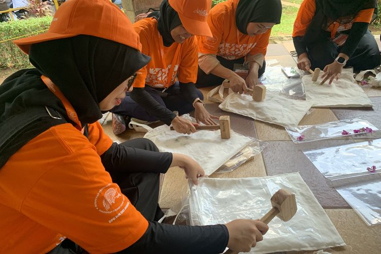 Ecoprint, teknik mencetak mencetak pola alami dari bahan alami tanpa menggunakan pewarna sintetis, yang dilakukan dalam tur Jakarta Ecotourism Festival 2025 di trip Jakarta Selatan, Rabu (22/10/2025).