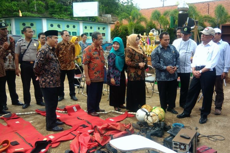 Mendikbud Muhadjir Effendy saat mengunjungi SMKN 1 Tanjungsari, Tanjungsari, Gunungkidul, Jumat (8/12/2017).