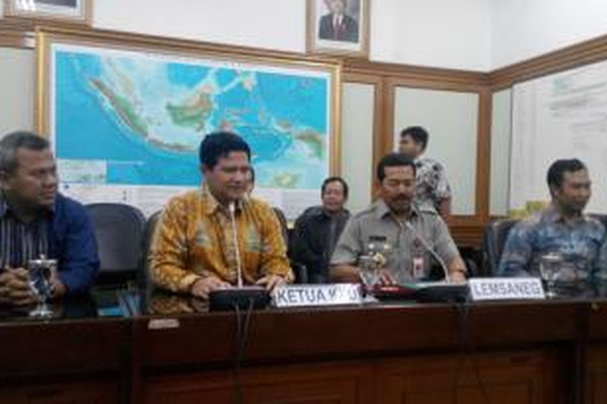 Komisioner KPU Arif Budiman (kiri), Ketua KPU Husni Kamil Manik (kedua dari kiri), Kepala Lemsaneg Mayjen Djoko Setiadi (kedua dari kanan) dan Komisioner KPU Sigit Pamungkas pada pengumuman pembatalan kerja sama KPU dan Lemsaneg terkait pengamanan data Pemilu 2014 di Gedung KPU, Jakarta, Kamis (28/11/2013).