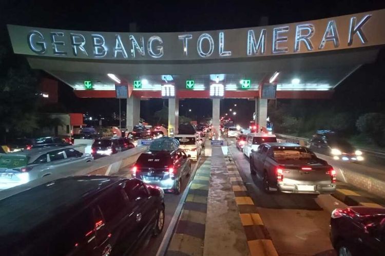 Antrean kendaran menuju pelabuhan merak mencapai 6,5 kilometer hingga msuk ruas tol Tangeang Merak pada Sabtu (6/4/2024) dinihari.