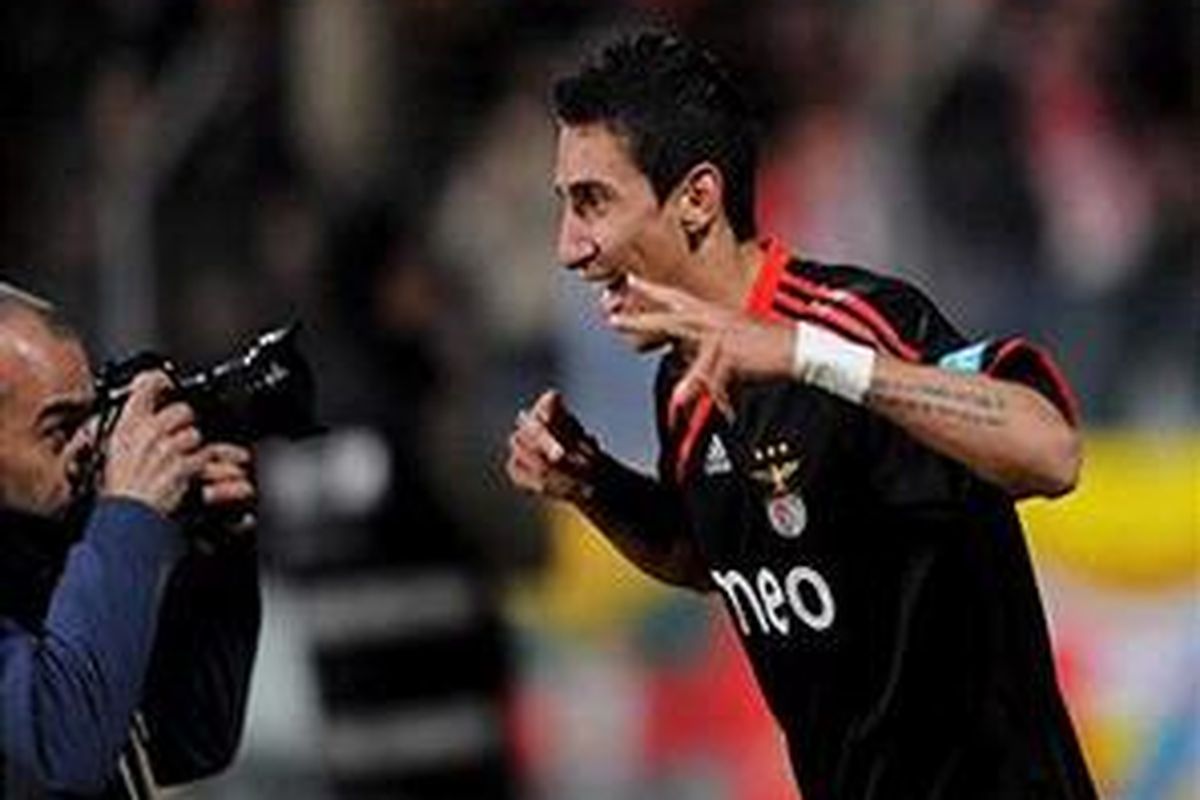 Pemain sayap Benfica, Angel Di Maria (tengah).