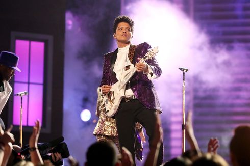 Bruno Mars Tampil Bawakan “Heavy Rotation” Saat Konser di Jepang