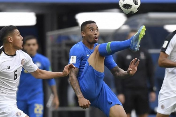 Penyerang Brasil, Gabriel Jesus, mencoba mengontrol bola ketika dikawal pemain Kosta Rika pada pertandingan Grup E Piala Dunia 2018 di St. Petersburg, 22 Juni 2018. 