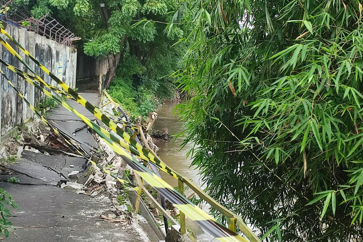 Jalan di Kebon Manggis Amblas akibat Turap Longsor, Warga Harus Memutar Lebih Jauh