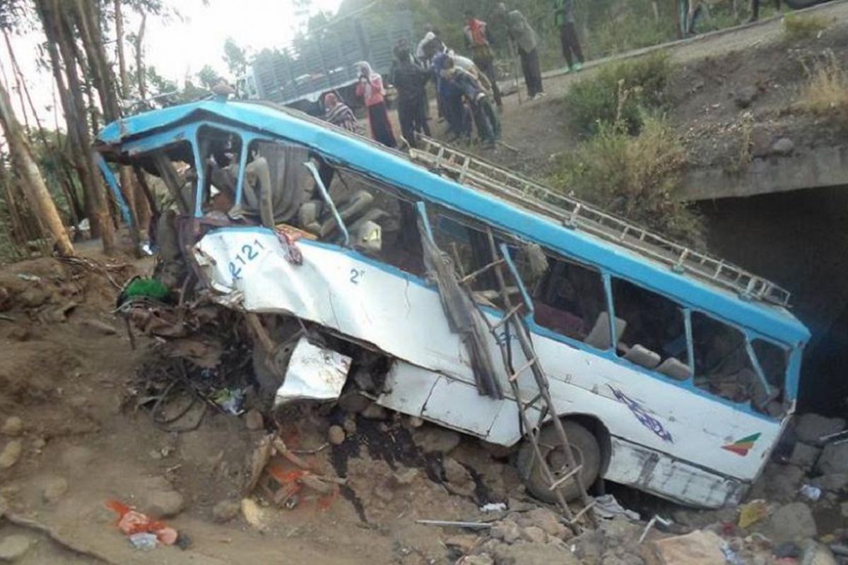 Kondisi bus yang jatuh ke dalam tanggul di utara Etiopia, Selasa (13/3/2018). Dilaporkan 38 penumpang tewas akibat kecelakaan tersebut.