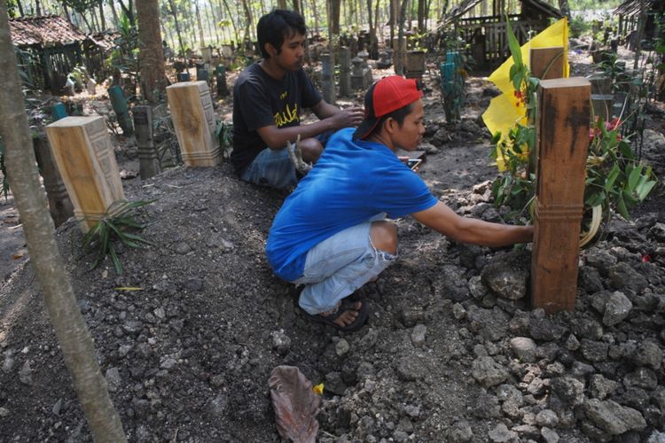 Keluarga Warsilah berdoa di pusara Warsilah di TPU Desa Sumberejosari, Kecamatan Karangrayung, Kabupaten Grobogan, Jateng‎, Selasa (3/7/2018) siang.