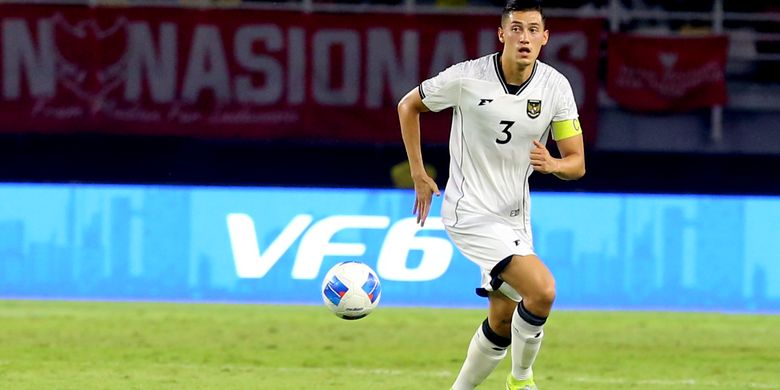 Pemain timnas Indonesia Jay Idzes saat laga FIFA Matchday melawan Lebanon yang berakhir dengan skor 0-0 di Stadion Gelora Bung Tomo Surabaya, Jawa Timur, Senin (8/9/2025) malam.