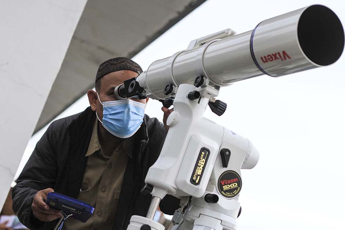 Petugas dari Kantor Wilayah Kementerian Agama (Kemenag) Sumatera Selatan memantau hilal di lantai 7 Gedung Universitas Islam Negeri (UIN) Palembang, Senin (12/4/2021). Dari pantauan tersebut, petugas tak dapat melihat hilal lantaran tertutup awan. Pemerintah melalui Kemenag RI telah memutuskan awal puasa atau 1 Ramadhan 1442 Hijriah di Indonesia jatuh pada Selasa (13/4/2021).