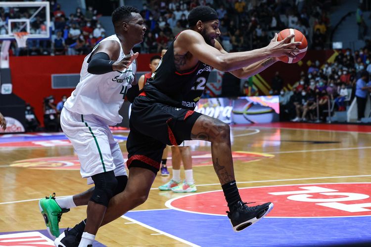 Aksi pemain timnas basket Indonesia, Marques Bolden saat laga melawan Arab Saudi dalam FIBA Asia Cup 2022 di Istora Senayan Jakarta, Selasa (12/7/2022).  Timnas basket Indonesia menang telak 80-54 atas Arab Saudi pada laga pertama Grup A FIBA Asia Cup 2022.