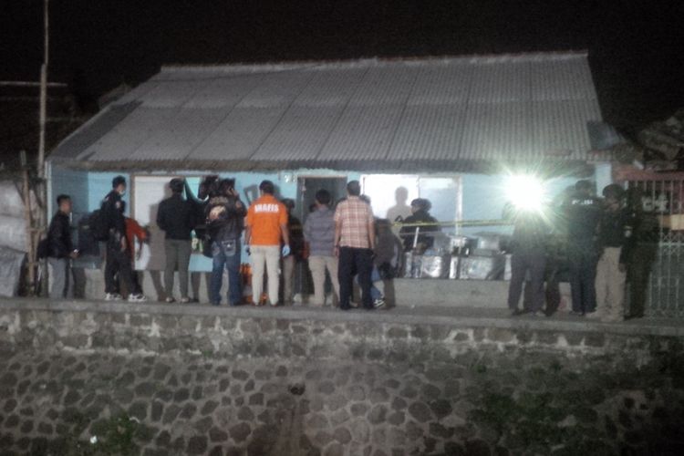 Polisi melakukan olah TKP rumah ter‎duga pemilik bom panci ‎Agus Wiguna (22) y‎ang meledak di rumah kontrakannya di Kampung Kubang Bereum RT 7 RW 11 Kelurahan Sekejati, Kecamatan Buahbatu, Kota Bandung, Sabtu (8/7/2017) ‎sekitar pukul 15.30 WIB. 