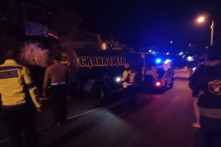 Petugas melakukan olah TKP pasca kecelakaan di Desa Pacet, Kecamatan Pacet, Kabupaten Mojokerto, Jawa Timur, Kamis (24/8/2023) malam.