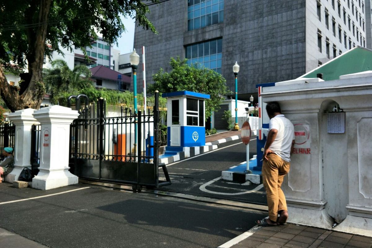 Gerbang yang menjadi akses masuk ke kawasan DPRD DKI Jakarta di Jalan Kebon Sirih, Jumat (6/4/2018). 