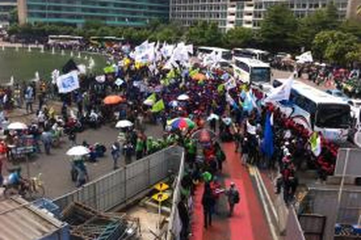 Demo buruh di Bundaran Hotel Indonesia, Jakarta Pusat, Rabu (10/12/2014).