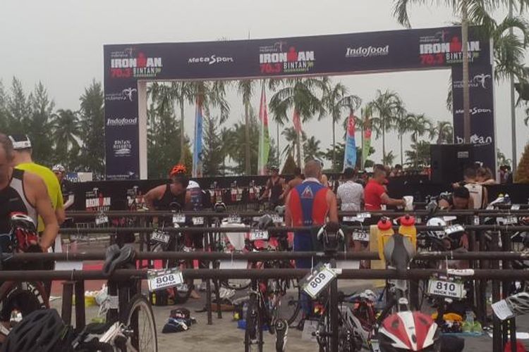 Atlet dari 51 negara mengikuti Ironman 70.3 Bintan, Minggu(28/8), di Bintan, Kepulauan Riau. Para peserta kelompok dewasa harus berenang di laut sejauh 1,9 km, bersepeda di jalan raya 90 km, dan marathon 21 km. Triatlon itu diikuti 1.000 triatlet dewasa dan 200 atlet anak-anak