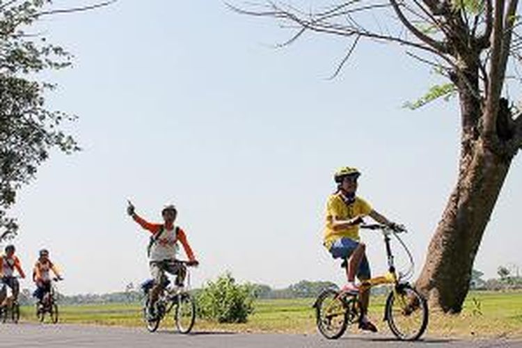 Peserta Jambore Sepeda Lipat Nasional Ke-5 di Solo dalam perjalanan menuju Waduk Cengklik, Boyolali, dari Taman Balekambang, Solo, Jawa Tengah, Sabtu (17/10/2015). Selain bersilaturahim, peserta memanfaatkan Jamselinas ini untuk berburu batik dan kuliner Solo.