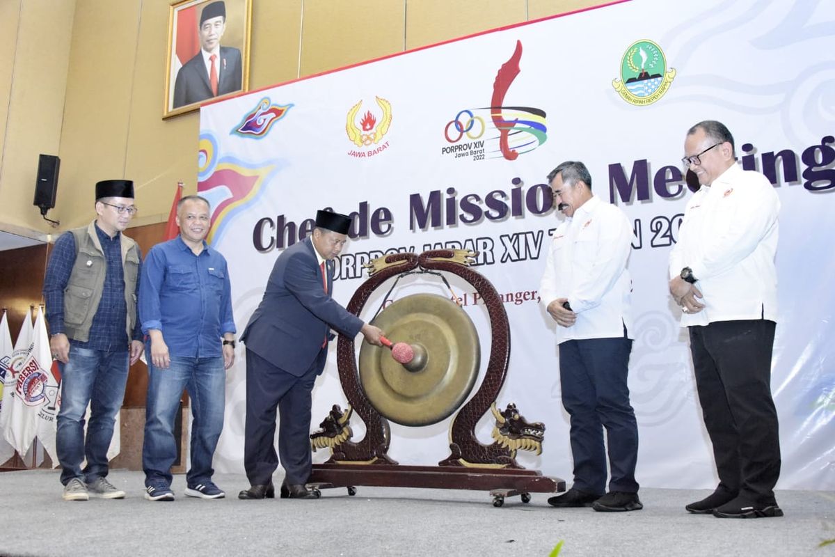 Plh. Gubernur Jawa Barat Uu Ruzhanul Ulum membuka Chef de Mission (CdM) Meeting Pekan Olahraga Provinsi (Porprov) Jabar Tahun 2022 di Ballroom Grand Hotel Preanger, Kota Bandung, Selasa (5/7/2022).
