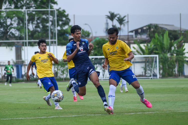 Ryan Kurnia pemain baru Persib Bandung berduel mendapatkan bola dalam pertandingan uji coba pramusim 2023-2024 melawan Bandung United, Senin (12/6/2023) di Stadion Persib, Sidolig, Bandung.