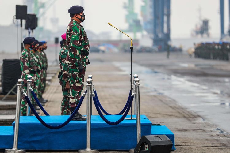 Kepala Staf Angkatan Laut (Kasal), Laksamana TNI Yudo Margono melakukan inspeksi pasukan saat Gelar Pasukan Kesiapsiagaan TNI Angkatan Laut Tahun 2020 di dermaga JICT II, Pelabuhan Tanjung Priok, Jakarta Utara, Senin (23/11/2020). Apel pasukan tersebut digelar untuk memeriksa kesiapansiagaan prajurit maupun alutsista TNI Angkatan Laut guna menyambut tugas-tugas ke depan.