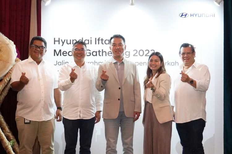 Ki - Ka Putra Samiaji, Head of Before Service Department PT Hyundai Motors Indonesia, Makmur, Chief Operating Officer PT Hyundai Motors Indonesia, WooJune Cha, President Director PT Hyundai Motors Indonesia, Astrid Ariani Wijana, Head of Marketing Department PT Hyundai Motors Indonesia, Erwin Djajadiputra, Sales Director PT Hyundai Motors Indonesia