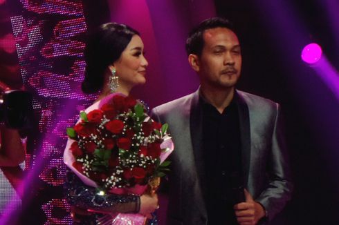 Zaskia Gotik Dilamar Kekasih di Atas Panggung