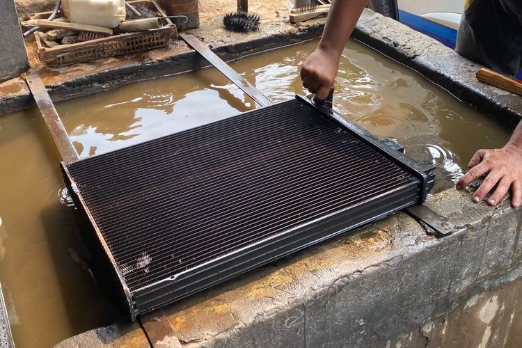 Kepepet Isi Radiator Mobil Pakai Air Biasa? Ini Aturan Mainnya