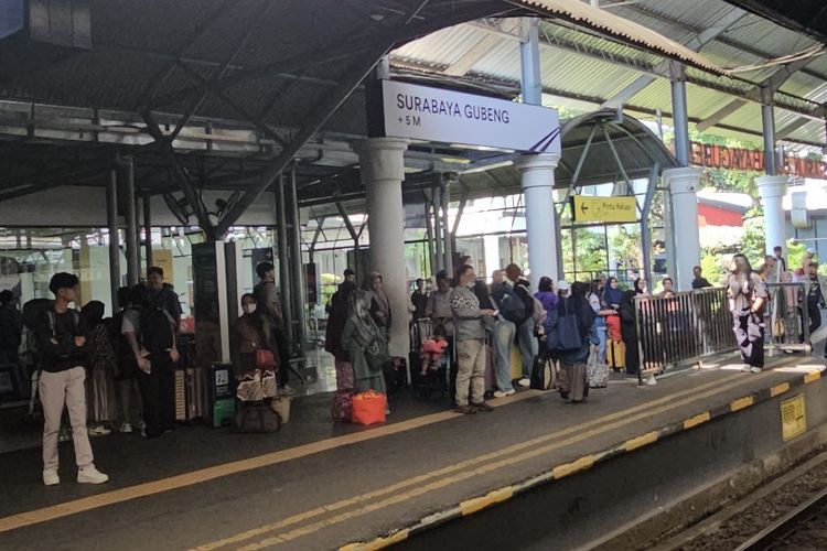 Pesan Transportasi Mobil Online di Stasiun Surabaya Gubeng, Haruskah Keluar?